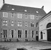 Overzicht gevel aula annex refectorium met rechts ingangspartij schouwburgzaal - Zwolle - 20350428 - RCE -  Convent of fraterhuis van de Broeders des Gemenen Levens: Overzicht gevel aula annex refectorium met rechts ingangspartij schouwburgzaal (opmerking: Gefotografeerd voor Monumenten In Nederland Overijssel, bladzijde 290) 