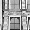 Voorgevel, detail, middentravee van het fries boven de begane grond - Zwolle - 20345002 - RCE -  'Hof van Ittersum': Voorgevel, detail, middentravee van het fries boven de begane grond (opmerking: Gefotografeerd voor Huizen in Nederland, Hendrick de Keyser) 