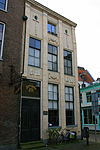 Zwolle - Voorstraat 43 - Patrimoniumbewerken.JPG -  Aanvankelijk smeder, in de 17e eeuw speciaal van spelden. Speldenmaker Benedictus Hertenberg verbouwde zijn huis anno 1666. Herman van Arnhem verfraaide de gevel toen met zandstenen guirlandes met vruchten. Van 1889 tot 1954 kantoor en vergaderruimte van het Christelijk werkliedenverbond Patrimonium. 