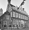 Overzicht voorgevel en gedeelte linker zijgevel - Zwolle - 20350452 - RCE -  Voormalig Huis Helmich of Drostenhuis of Stedelijk Museum: Overzicht voorgevel en gedeelte linker zijgevel (opmerking: Gefotografeerd voor Monumenten In Nederland Overijssel, bladzijde 300) 
