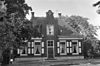 Overzicht voorgevel - Zwolle - 20231420 - RCE -  Huis Landwijk: Overzicht voorgevel (opmerking: In 1967 is de gemeente Zwollerkerspel opgeheven en verdeeld over de gemeenten Zwolle, Genemuiden, Hasselt, Heino en IJsselmuiden. Volgens ODB ligt dit object thans in Zwolle. Volgens http://www.kasteleninoverijssel.nl/pages/landwijk.htm in Wijthmen.) 