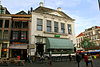 Zwolle - Grote Markt 13a - De Harmonie.JPG -  Het nog steeds bestaande gebouw van De Harmonie aan de Grote Markt was in 1826 opgericht. Het was een poging om Zwolse burgers in Ã©Ã©n gezelligheidsvereniging bij elkaar te brengen, zowel de hoge burgerij als de middenstand. De enige politiek in deze vereniging was om vooral geen politiek te bedrijven. 