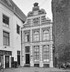 Overzicht voorgevel met zandstenen decoraties - Zwolle - 20350453 - RCE -  'Hof van Ittersum': Overzicht voorgevel met zandstenen decoraties (opmerking: Gefotografeerd voor Monumenten In Nederland Overijssel, bladzijde 299) 