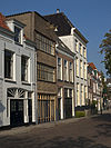 Rechthoekig pand met verdieping en schilddak en met lijstgevel (nr. 53) en gemoderniseerde gevel (nr. 54)