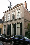 Zwolle - Voorstraat 44 - Vrouwenhuis.JPG -  Pand met gepleisterde gevel met rechte kroonlijst. XIX. 