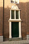 Zwolle - Bloemendalstraat 14 - Woonhuis.JPG -  Pand met brede bakstenen gevel. Middenrisaliet en hoekpilasters. Boven de zandstenen omlijsting van de ingang een wapenschild gedekt door een kroon. 1700-1725 