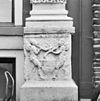 Voorgevel, detail, pied-de-stal met saters - Zwolle - 20345010 - RCE -  'Hof van Ittersum': Voorgevel, detail, pied-de-stal met saters (opmerking: Gefotografeerd voor Huizen in Nederland, Hendrick de Keyser) 