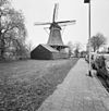 Molen De Passiebloem te Zwolle met houten onderbouw als voorraadschuur schuin van voren gefotografeerd - Zwolle - 20350465 - RCE -  Oliemolen 