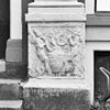 Voorgevel, detail, pied-de-stal met saters - Zwolle - 20345012 - RCE -  'Hof van Ittersum': Voorgevel, detail, pied-de-stal met saters (opmerking: Gefotografeerd voor Huizen in Nederland, Hendrick de Keyser) 