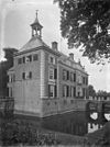 Voorgevel met toegangsbrug, linker zijgevel en gracht - Windesheim - 20214659 - RCE -  Huis Windesheim: Voorgevel met toegangsbrug, linker zijgevel en gracht (opmerking: In: Buiten ; 16 (1922), nr.1, p. 1) 