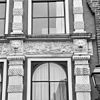 Voorgevel, detail, middentravee van het fries boven de begane grond - Zwolle - 20345003 - RCE -  'Hof van Ittersum': Voorgevel, detail, middentravee van het fries boven de begane grond (opmerking: Gefotografeerd voor Huizen in Nederland, Hendrick de Keyser) 