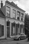 Pand met gepleisterde gevel met rechte kroonlijst (deel van het Vrouwenhuis)