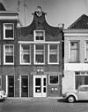 Pand met klokgevel met zandstenen topafdekking en met jongere onderbouw