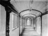 Interieur, gang met houtsnijwerk - Zwolle - 20230027 - RCE -  Vrouwenhuis: Interieur, gang met houtsnijwerk (opmerking: Opname na mei 1921, gedenksteen aan de rechter muur is n.a.v. koninklijk bezoek en dat was in mei 1921) 
