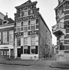 Overzicht voorgevel met gevelsteen en rechter zijgevel, vrouwenhuis - Zwolle - 20350432 - RCE -  Vrouwenhuis: Overzicht voorgevel met gevelsteen en rechter zijgevel, vrouwenhuis (opmerking: Gefotografeerd voor Monumenten In Nederland Overijssel, bladzijde 294) 