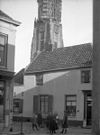 Deel van zuidwestgevel van toren, met huis op voorgrond - Amersfoort - 20009273 - RCE -  Onze Lieve Vrouwekerk: Deel van zuidwestgevel van toren, met huis op voorgrond 
