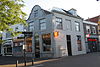 Utrechtsestraat2Varkensmarkt1.JPG -  Varkensmarkt 1 / Utrechtsestraat 2 Huis met eenvoudige gepleisterde brede halsgevel met enig smeedwerk 