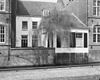 Eenvoudig huis met rechte kroonlijst, aan de Singel uitgebouwde vleugel