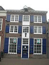 Pakhuis met rechte kroonlijst. Hijskapel met luiken