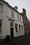 Amersfoort.Havik.27.JPG -  Amersfoort, Havik 27;Witgepleisterd woonhuis met rechte kroonlijst. Houten deuromlijsting 