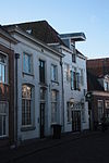 AmersfoortBloemendalsestraat53-63.JPG -  Bloemendalsestraat 55 en 53. Het rijksmonument (7810) is nummer 53, met de hijsbalk. De panden zijn nu als woningen in gebruik. Ik heb de combinatie gefotografeerd omdat hier ruim 100 jaar een aannemingsbedrijf was gevestigd. Eerst de fa. Lensing, na de tweede wereldoorlog voortgezet als de firma Lensing en Boers, Timmer en Metselbedrijf. 