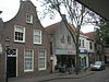 Huis met halsgevel, uitgevoerd in baksteen