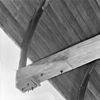 INTERIEUR, DETAIL KAPVOET BIJ EEN TREKBALK - Amersfoort - 20299884 - RCE -  Sint Pieters- En Bloklandsgasthuis: INTERIEUR, DETAIL KAPVOET BIJ EEN TREKBALK 