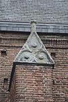 Amersfoort.Sint.Joriskerk.muurafdekker.2.JPG - De Hof is het centrale plein van Amersfoort. De Hof 1 Sint Joriskerk Natuurstenen muurafdekker op een steunbeer. 