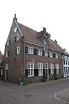 Amersfoort.Nieuweweg.2.JPG -  Amersfoort, Nieuweweg 2, Woonhuis/winkel. Maakt hoewel van oudere datum een 19e eeuwse indruk. Rechte kroonlijst met muurankers 