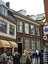 Pand met eenvoudige strakke lijstgevel. Consistoriekamer van de St. Joriskerk