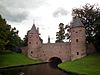 Monnikendam, waterpoort in de stadsmuur van Amersfoort - De Onze-Lieve-Vrouwetoren (Lange Jan) op de achtergrond. Google Streetview.