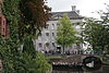 Amsfoort.Zuidsingel.38.JPG -  Amersfoort, Zuidsingel 38, huis met de paarse ruitjes. Rijen voor de deur op open monumentendag 2010. 