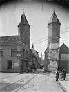 Overzicht van de poort voor de restauratie van 1931-1933, genomen vanaf de Kamp met zicht in de Langestraat - Amersfoort - 20008994 - RCE -  Kamperbinnenpoort: Overzicht van de poort voor de restauratie van 1931-1933, genomen vanaf de Kamp met zicht in de Langestraat (opmerking: In: Buiten ; 9(1915), nr. 19, p. 217) 