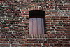 Koppelpoort05 -  Detail van het oude metselwerk van de Koppelpoort. 