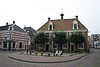 Havik13.JPG -  Woonhuis, pilastergevel met rechte kroonlijst en hoog tentdak, door drie schoorstenen versierd. Dakvensters door tympanen bekroond. 11 (Brielle) en 13 (Deshima) vormen Ã©Ã©n geheel. 
