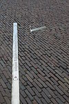 OnzeLieveVrouwetorenXas.JPG -  De kadastrale X-as weergegeven in het plaveisel aan de voet van de Onze Lieve Vrouwetoren in Amersfoort. 