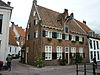 Huis met lage aanbouw (alleen beschreven voor zover Muurhuizen betreffend)