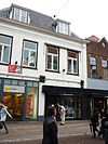 Pand, een geheel met nr 86. Huis met rechte kroonlijst met tandingen. Dak door twee schoorstenen bekroond. Diep doorlopend terzijde van de Joriskerk. Lans de Groenmarkt gepleisterd