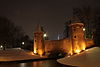 Amersfoort.Monnikendam.Winter.Nacht.JPG -  Amersfoort, Monnikendam; de poort mooi verlicht in een winternacht. Op de achtergrond de Onze lieve Vrouwetoren. 