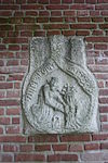 Pelgrimsteken.JPG - Muren langs de St. Annastraat tussen Kamp en Coninckstraat. Pelgrimsteken op ongeveer de plaats waar het Mariabeeldje in 1444 gevonden is. 