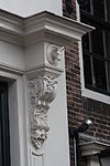 Amersfoort.Hof.11.ornament.rechts.JPG - De Hof is het centrale plein van Amersfoort. De Hof 11, ornament rechts 