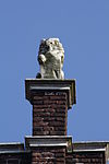 AmersfoortLangestraat11-02.JPG - Langestraat 11, Amersfoort, Huis met trapgevel, met mozaiekwerk, sierankers en maskers, bekroond door schilddragende leeuw. Achterzijde eenvoudige topgevel van vroeger datum 