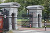 AmersfoortHek01.JPG -  Poort in het hek van het voormalige kazerneterrein Juliana van Stolberg. 