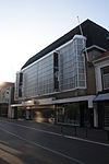 UtrechtsewegWarenhuisVroomenDreesman.JPG -  Utrechtsestraat Warenhuis Vroom & Dreesman; Het pand is van algemeen belang vanwege zijn architectuurhistorische waarde als goed voorbeeld van een warenhuis in Amsterdamse School stijl. 