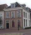 Huis met eenvoudige bakstenen gevel