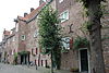 Pand, deel uitmakend van groep van vijf woningen. Statige hoge gevel met steil zadeldak. Aan de singelzijde gemetselde bogen en lisenen