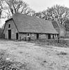Overzicht van de achtergevel en de linker zijgevel van de boerderij met rieten dak - Baarn - 20027166 - RCE -  Huis Groeneveld - Boerderij 'De Ossenstal' Of 'Jagershuis': Overzicht van de achtergevel en de linker zijgevel van de boerderij met rieten dak 