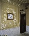 Interieur begane grond, wand aan de rechterzijde van de gang met stucwerk, beschildering en deur - Baarn - 20338496 - RCE -  Villa Pera: Interieur begane grond, wand aan de rechterzijde van de gang met stucwerk, beschildering en deur 