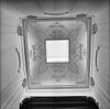 Interieur, overzicht van de lichtkoepel in het trappenhuis met stucwerk - Baarn - 20027187 - RCE -  Huis Groeneveld - Boerderij 'De Ossenstal' Of 'Jagershuis': Interieur, overzicht van de lichtkoepel in het trappenhuis met stucwerk 