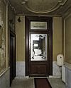 Interieur begane grond, deur van de hal en fonteintje, richting voordeur - Baarn - 20338495 - RCE -  Villa Pera: Interieur begane grond, deur van de hal en fonteintje, richting voordeur 